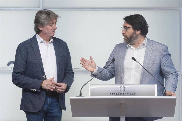 El presidente del PSC en el Parlament, Ferran Pedret (d), y el portavoz del PSOE en Castilla y León, Carlos Martínez (i), ofrecen declaraciones, durante la celebración de la rueda de prensa conjunta para analizar la actualidad parlamentaria y las estrateg