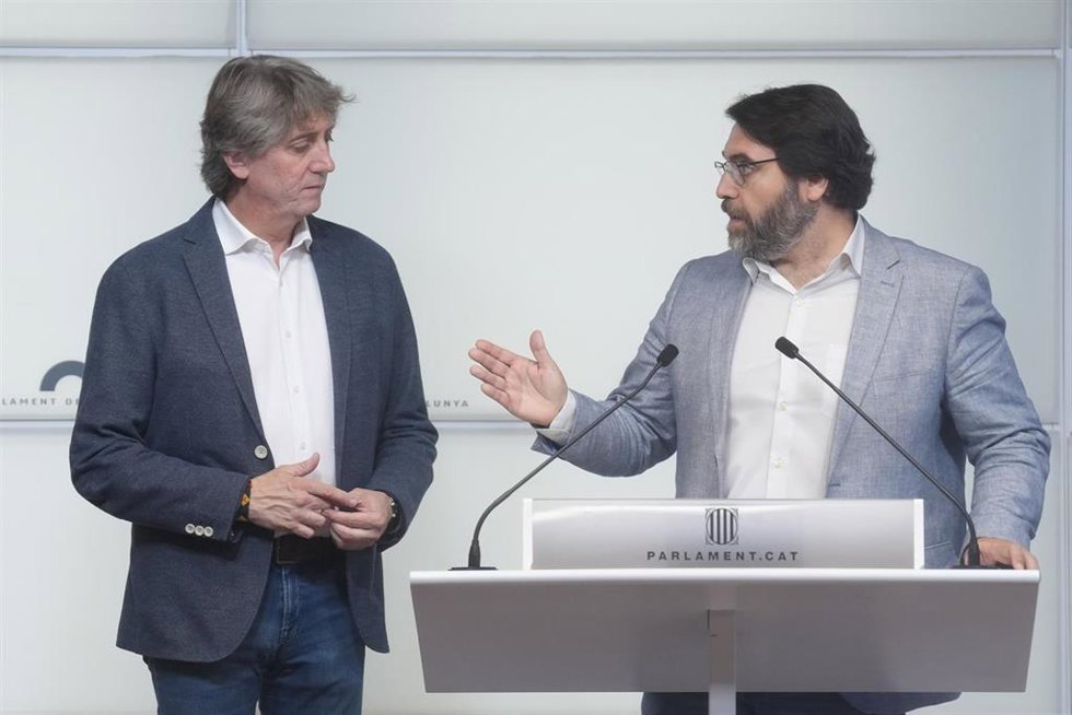 El presidente del PSC en el Parlament, Ferran Pedret (d), y el portavoz del PSOE en Castilla y León, Carlos Martínez (i), ofrecen declaraciones, durante la celebración de la rueda de prensa conjunta para analizar la actualidad parlamentaria y las estrateg