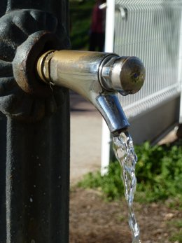 Archivo - fuente agua