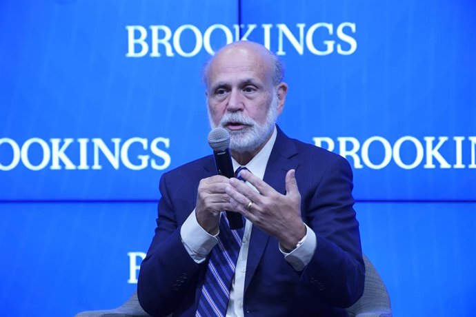 Archivo - Arquivo - 10 de outubro de 2022, Washington, Distrito de Columbia, EUA: O ex-presidente do Federal Reserve dos EUA, BEN BERNANKE, faz comentários sobre o Prêmio Nobel de Economia que recebeu durante uma coletiva de imprensa realizada hoje, 10 de