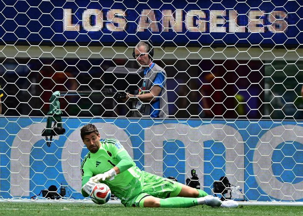Thibaut Courtois realiza una parada durante el Mundial 2026