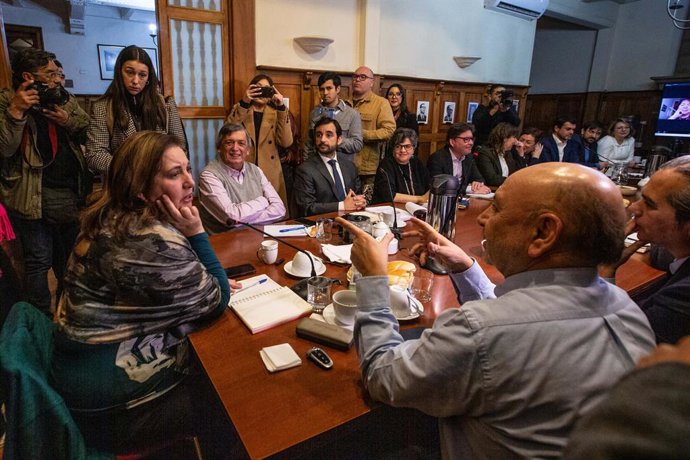 Santiago, 09 de Julio del 2026.    Se reúnen las y los presidentes y jefes de bancada de los partidos de oposición con abogados constitucionalistas para abordar la mega reforma y su constitucionalidad.    Luis Quinteros/Aton Chile
