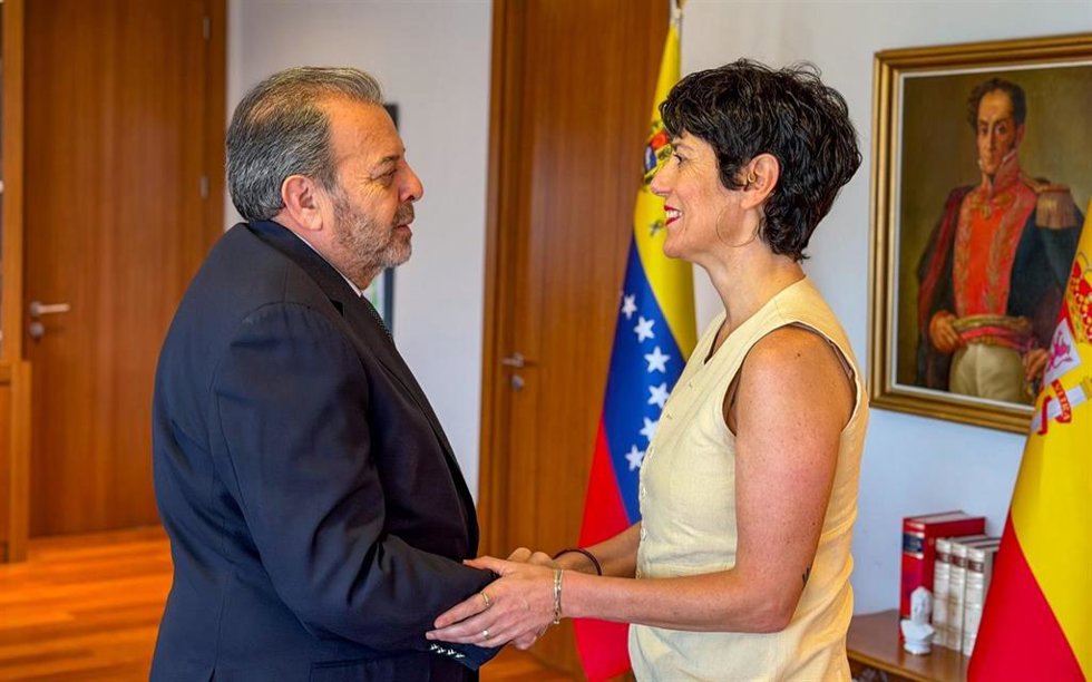 La ministra de Inclusión, Seguridad Social y Migraciones y portavoz del Gobierno, Elma Saiz, y el embajador de Venezuela, Timoteo Zambrano.
