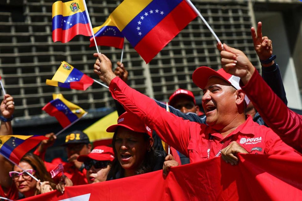 Archivo - Personas con uniformes de Petróleos de Venezuela, S.A. (PDVSA) en una manifestación favorable a la apertura del sector petrolero a la inversión extranjera.