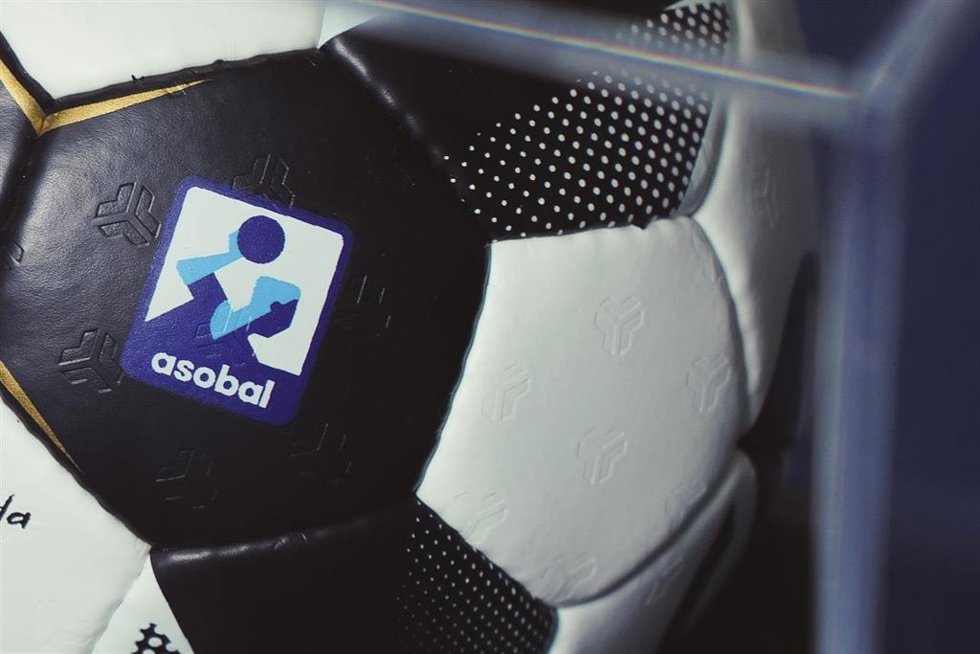 Logotipo de la ASOBAL en un balón.
