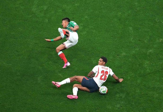 Jarell Quansah en el momento de su entrada a Jesús Gallardo que le costó la expulsión en el México-Inglaterra de octavos de final del Mundial 2026