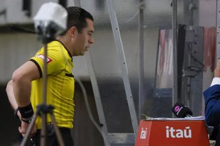 Futbol, Union La Calera vs Universidad de Chile. Fecha 17, Liga de Primera 2025. El arbitro Franco Jimenez chequea el VAR  durante un partido de primera division entre Union La Calera y Universidad de Chile disputado en el estadio Nicolas Chahuan de La