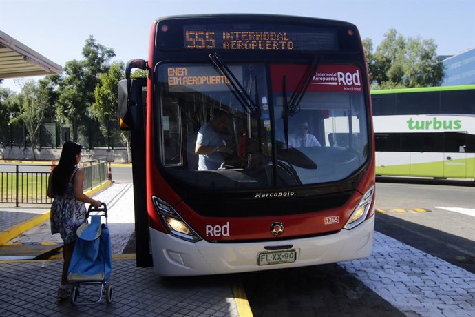 Santiago, 14 de Enero 2023. Hoy sabado comenzo a funcionar el servicio de micro 555, el servicio traslada gente desde el metro Pajaritos hasta el Aeropuerto. Javier Salvo/ Aton Chile