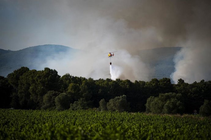Helicóptero bombardero trabaja en las tareas de extinción del incendio en Pla de Manlleu este miércoles en Pla de Manlleu, Aiguamurcia (Tarragona)