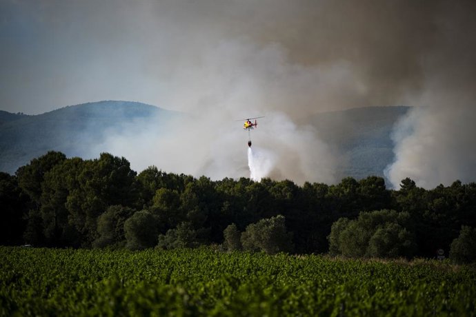 Helicòpter bombarder treballa en les tasques d'extinció de l'incendi en Pla de Manlleu aquest dimecres a Pla de Manlleu, Aiguamurcia (Tarragona)