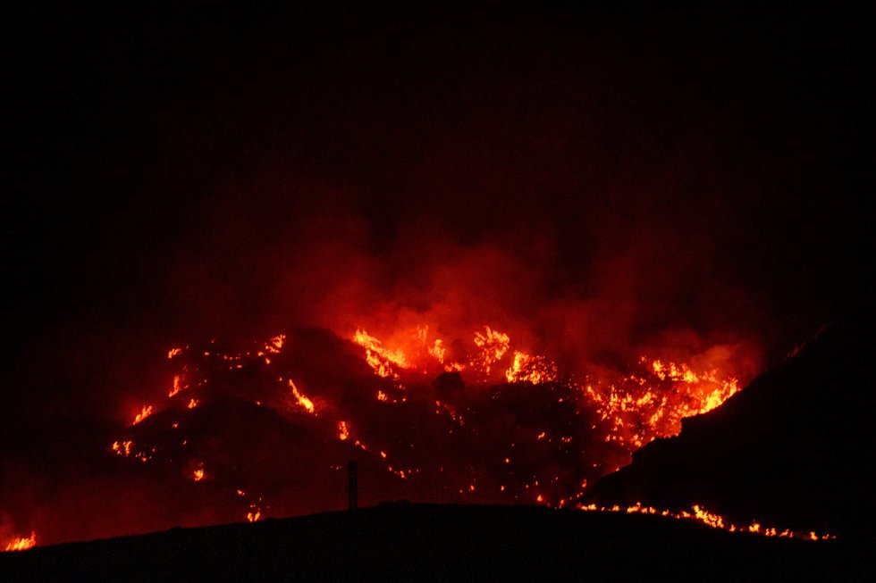 Imágenes nocturnas del incendio forestal de los Gallardos (Almería), a 10 de julio de 2026, en Los Gallardos, Almería, Andalucía (España).