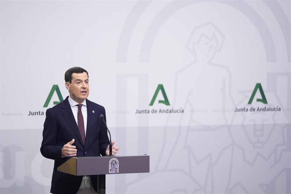 El presidente de la Junta de Andalucía, Juanma Moreno, comparece ante los medios de comunicación para informar de la estructura y composición del nuevo gobierno. A 9 de julio de 2026 en Sevilla (Andalucía, España).