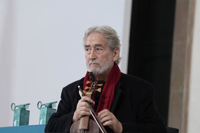Archivo - El director de orquesta, intérprete y musicólogo Jordi Savall, actúa durante el 37 Premi Internacional Catalunya, a 15 de enero de 2026, en Barcelona
