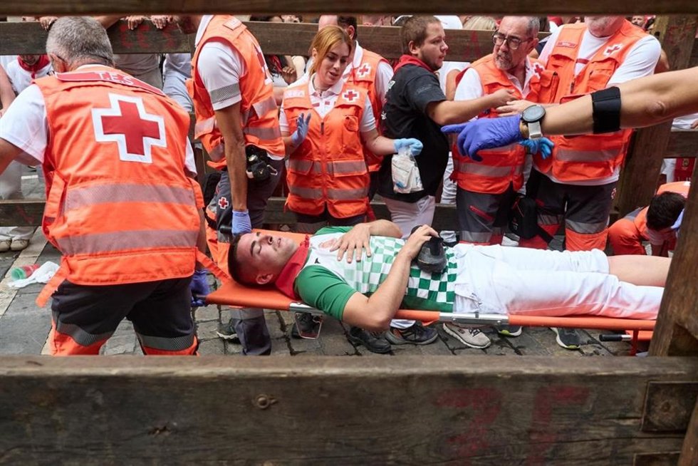 Corredor herido tras el cuarto encierro de los Sanfermines protagonizado por toros de Álvaro Núñez.