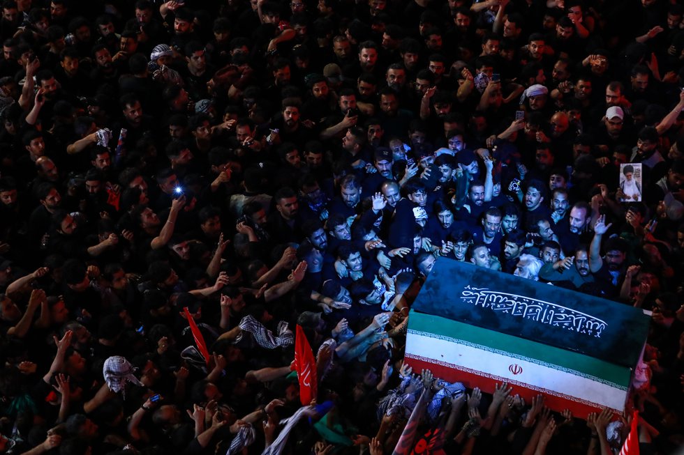 09 July 2026, Iraq, Karbala: Mourners take part in the funeral procession of Iran's late supreme leader Ayatollah Ali Khamenei at Imam Hussein Shrine in Karbala. Photo: Ameer Al-Mohammedawi/dpa