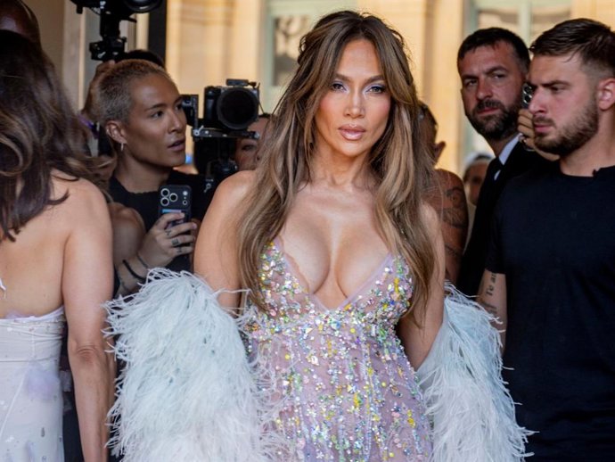 Jennifer Lopez juega en otra liga: el vestido joya con el que ha paralizado París en su semana de la Alta Costura