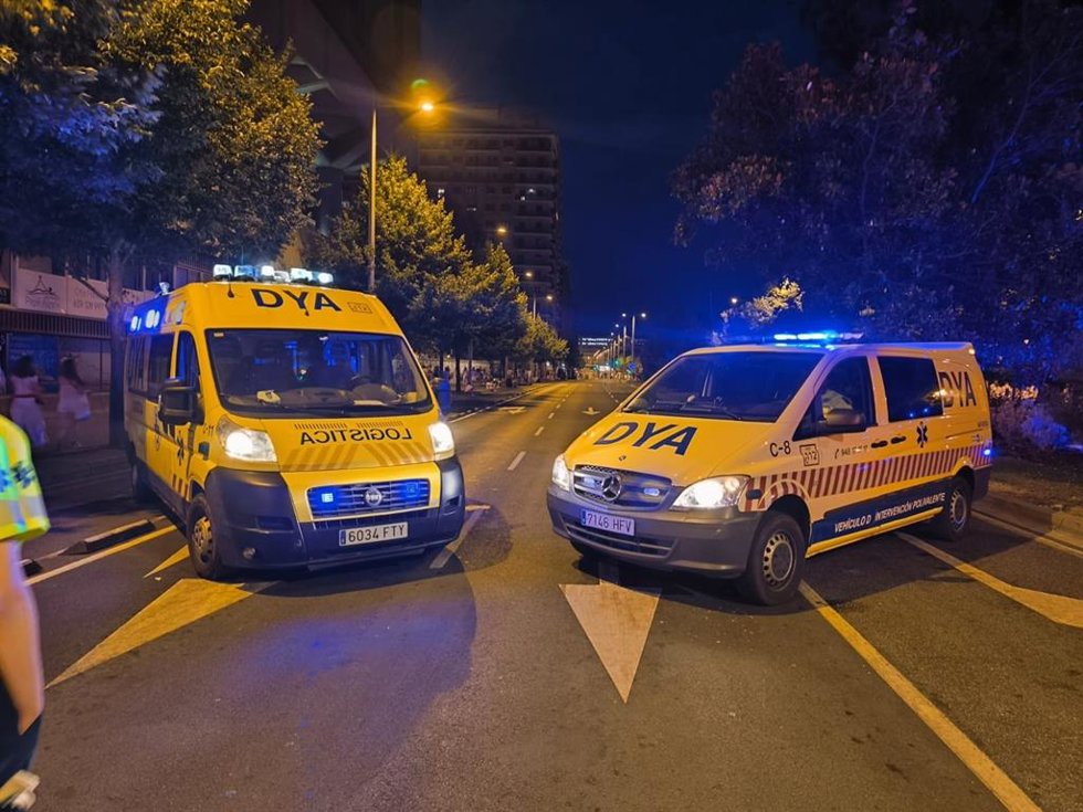 Ambulancia de DYA Navarra junto a una patrulla de la Policía Municipal.