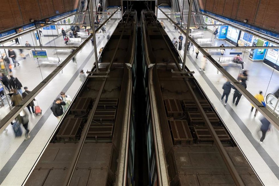 Archivo - Un tren de la línea 6 de metro de Madrid a su paso por Moncloa, a 12 de enero de 2026, en Madrid (España). La Línea 6 de Metro modificará su horario habitual de servicio desde hoy y cerrará a las 23.00 horas de domingo a jueves para facilitar lo