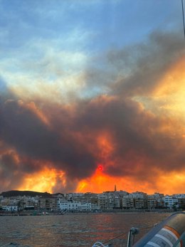 El incendio en Los Gallardos visto desde el Puerto de Garrucha, a 10 de julio de 2026, en Garrucha, Almería, Andalucía (España).