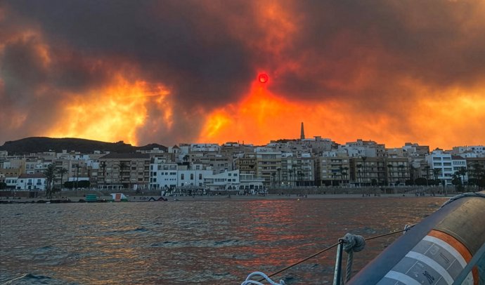 El incendio en Los Gallardos visto desde el Puerto de Garrucha, a 10 de julio de 2026, en Garrucha, Almería, Andalucía (España).
