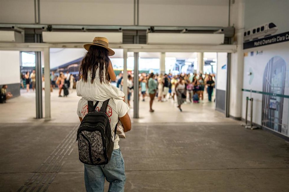 Archivo - Varias personas en la Estación de Chamartín Clara Campoamor, a 12 de agosto de 2025, en Madrid (España). Ha sido restablecida la circulación de trenes entre Santiago y Ourense, tras permanecer cortada desde las 13,45 horas por un incendio en las