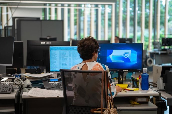 Archivo - Una funcionaria en su puesto de trabajo.