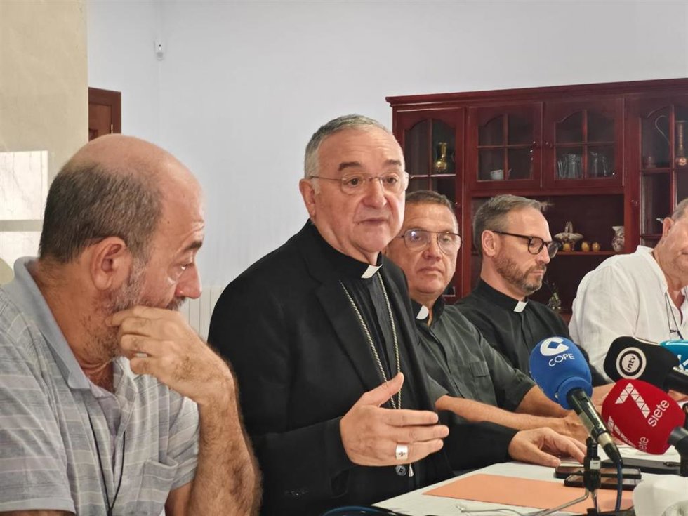 Archivo - El obispo de Almería, Antonio Gómez Cantero, en un encuentro con los medios.