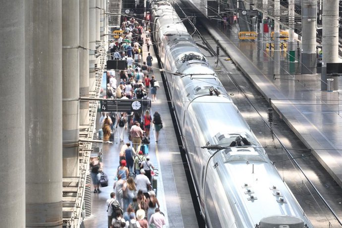 Pasajeros en un andén de la estación de trenes de Puerta de Atocha durante la huelga de 24 horas en el transporte ferroviario, a 29 de junio de 2026, en Madrid (España). Esta jornada de protesta, convocada por el Sindicato Ferroviario (SF) coincidiendo de