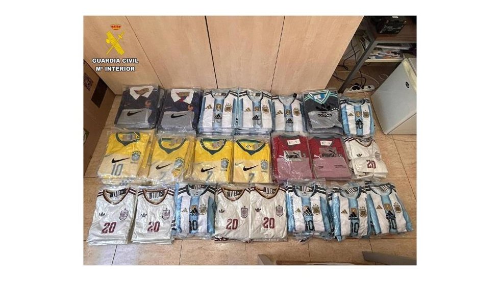 Camisetas de fútbol falsas interceptadas en Palencia.
