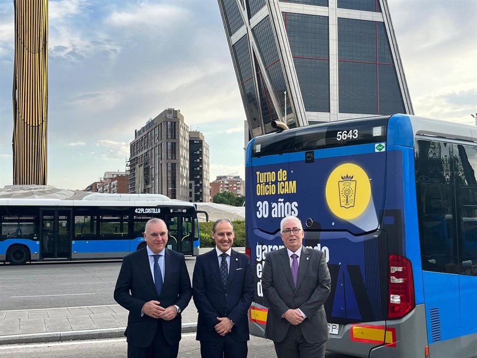 El consejero delegado de EMT Madrid, Alfonso Sánchez Vicente; el decano del ICAM, Eugenio Ribón; y el diputado responsable del Turno de Oficio, Juan Manuel Mayllo, junto a uno de los autobuses rotulados con la campaña en Plaza  de Castilla.