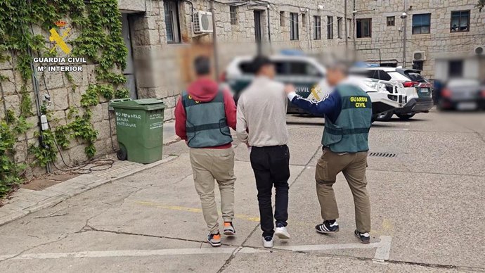 Cae un grupo criminal vinculado al hurto de un bolso y una estafa de 2.970 euros en Arriondas