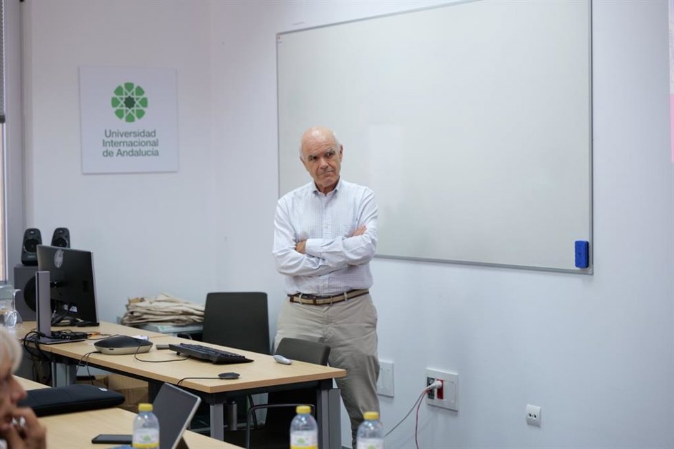 Director del curso 'Puertos comprometidos con sus ciudades: transición energética, digitalización y transformación urbana', José Luis Galán en una de sus clases