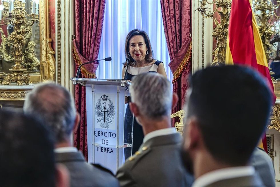 La ministra de Defensa, Margarita Robles, impone condecoraciones a militares y un civil por su labor en Irak.