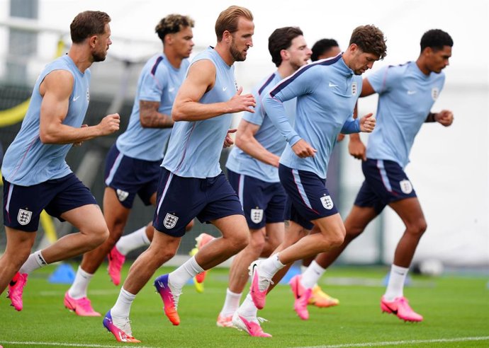 El capitán de la selección de Inglaterra, Harry Kane (centro, durante un entrenamiento junto  sus compañeros en el Swope Soccer Village de Kansas City, en el Mundial 2026.