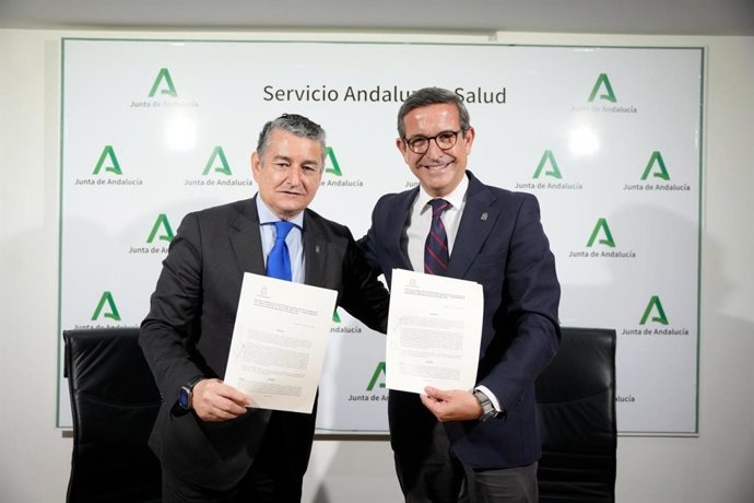 Archivo - Los consejeros de Sanidad e Industria, Antonio Sanz y Jorge Paradela, respectivamente, en una foto de archivo.