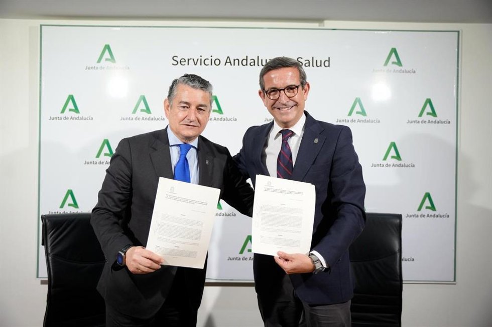 Archivo - Los consejeros de Sanidad e Industria, Antonio Sanz y Jorge Paradela, respectivamente, en una foto de archivo.