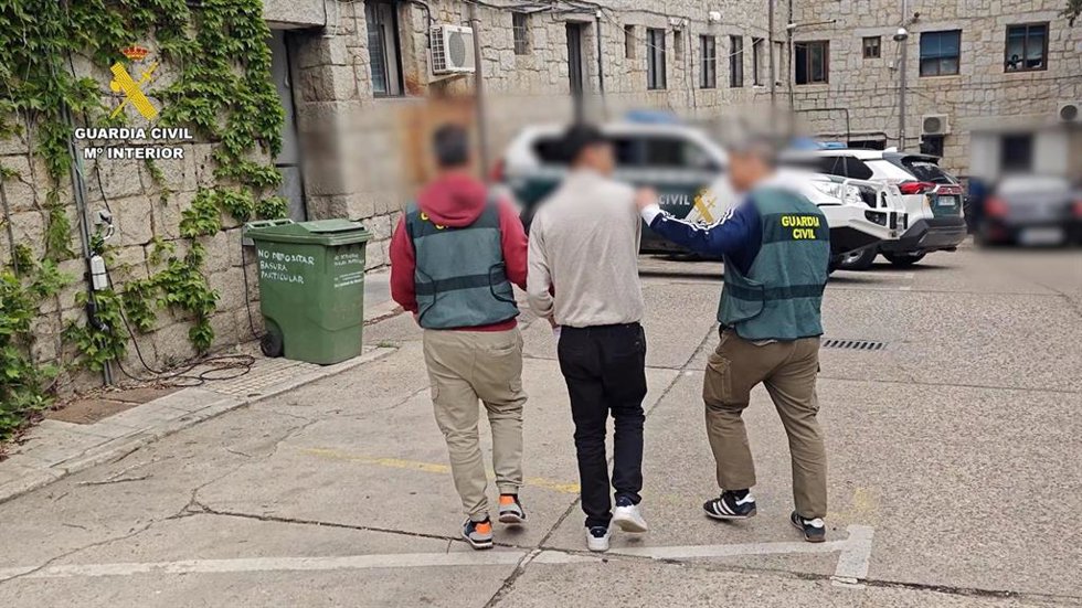 Cae un grupo criminal vinculado al hurto de un bolso y una estafa de 2.970 euros en Arriondas