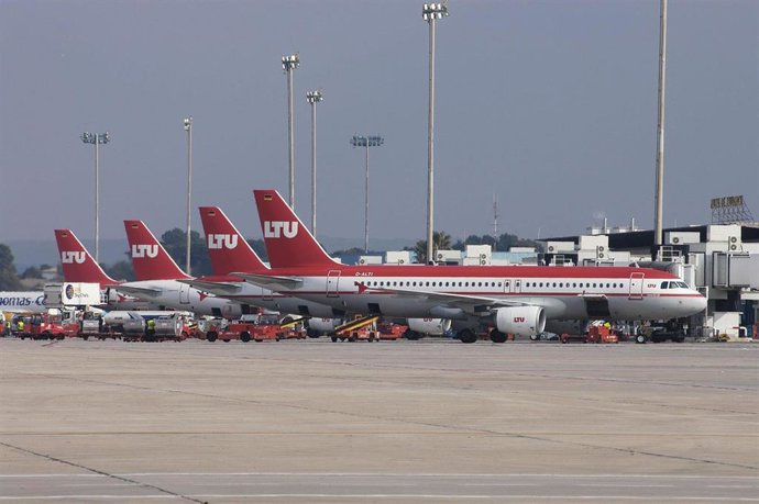 Archivo - Aviones en el aeropuerto de Palma de Mallorca
