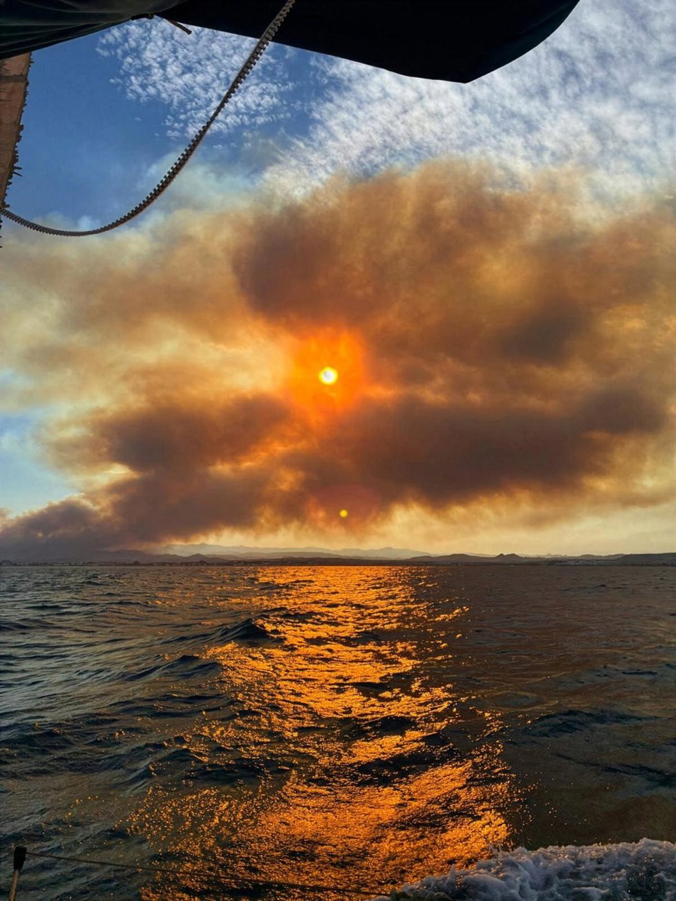 El incendio en Los Gallardos visto desde el Puerto de Garrucha, a 10 de julio de 2026, en Garrucha, Almería, Andalucía (España). 