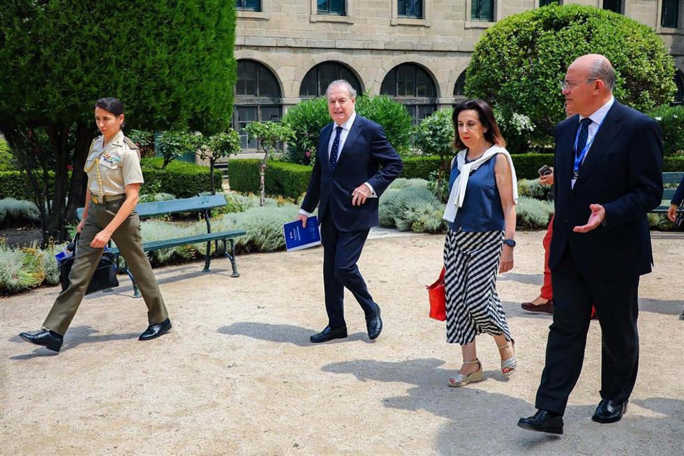 La ministra de Defensa, Margarita Robles, a su llegada para su ponencia sobre ‘La defensa española en el marco geopolítico actual. Política e industria de defensa’ en los Cursos de Verano del Real Centro Universitario Escorial-María Cristina, a 6 de julio