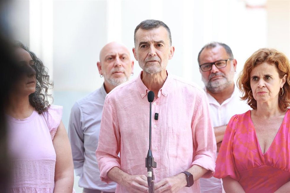 El portavoz de Por Andalucía y coordinador federal de Izquierda Unida, Antonio Maíllo, valora ante los medios el debate de investidura del presidente en funciones de la Junta y candidato del PP a la reelección, Juanma Moreno. (Foto de archivo).