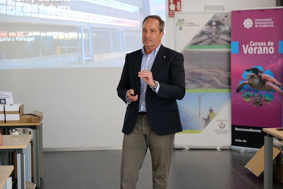 El Ingeniero de Minas y director general de 'Sandvik Mining and Rock Solutions Ibérica', Enrique Mota, hablando en los cursos de la UNIA