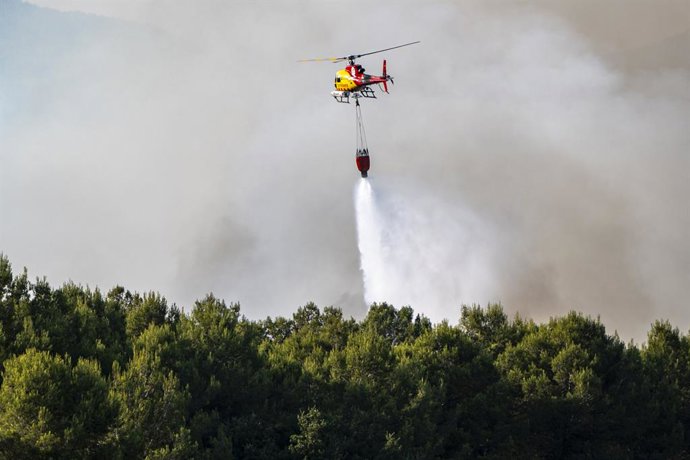 Helicóptero bombardero trabaja en las tareas de extinción del incendio en Pla de Manlleu, a 8 de julio de 2026, en Pla de Manlleu, Aiguamurcia, Tarragona, Catalunya (España). Los Bombers de la Generalitat trabajan con 19 dotaciones este miércoles por la t