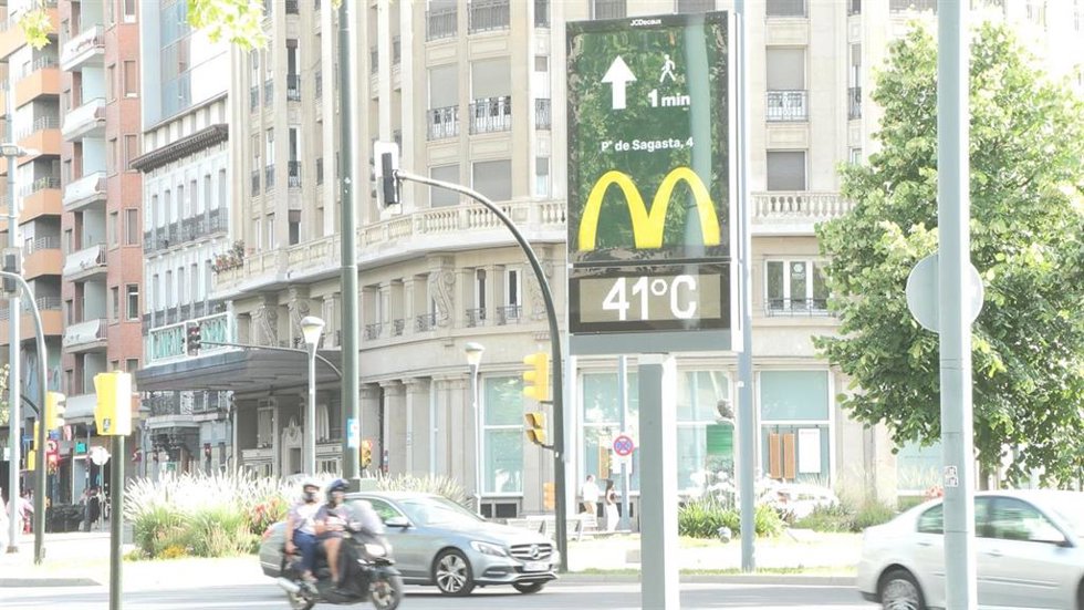 Termómetro con 41º en Plaza de Basilio Paraíso, Zaragoza