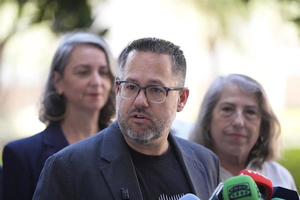 Archivo - El portavoz de Adelante Andalucía, José Ignacio García, en una atención a los medios en el Parlamento. Imagen de archivo.