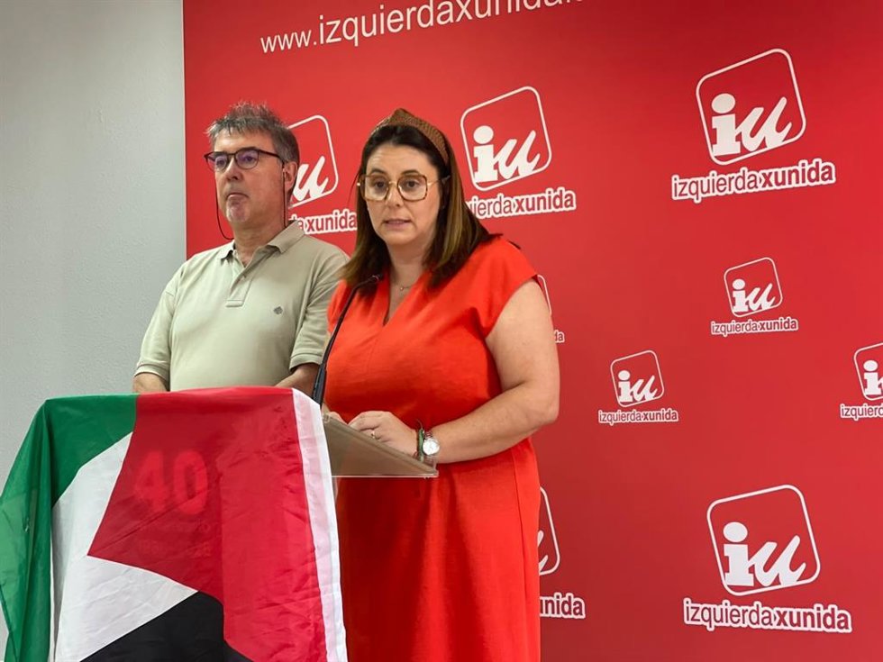 La secretaria de Organización de IU Asturias, María Miranda, y el concejal de Urbanismo, Medio Ambiente, Empleo, Promoción Económica y Comercio de Langreo, José Antonio Cases, durante la rueda de prensa de este viernes en la sede de IU Asturias.