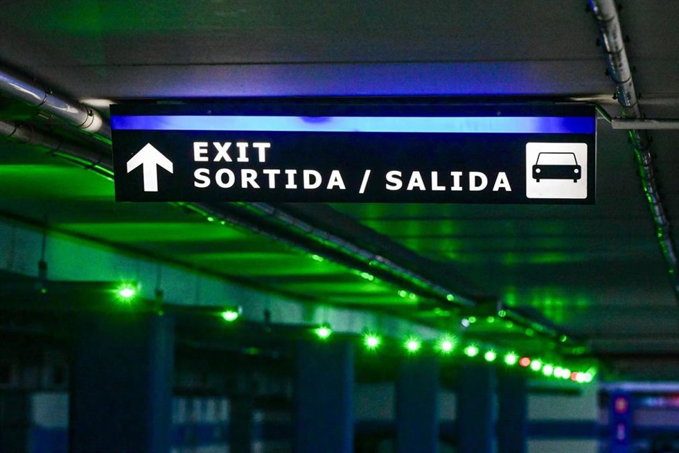 Archivo - Señal de salida de un aparcamiento en Palma.
