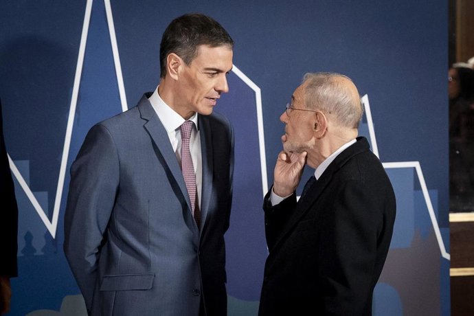 Archivo - El presidente del Gobierno, Pedro Sánchez, conversa con Javier Solana