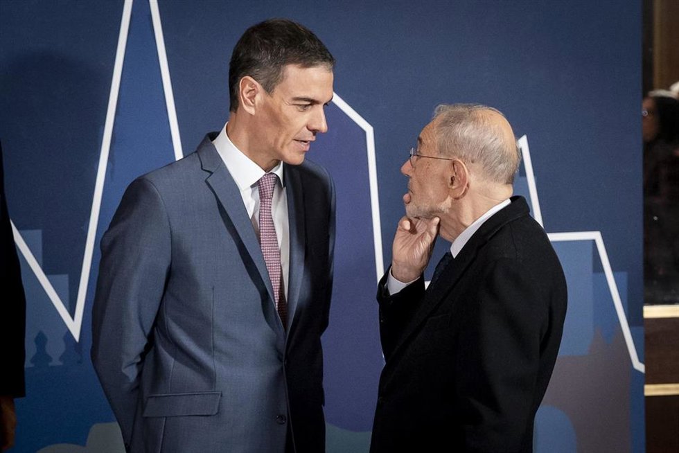 Archivo - El presidente del Gobierno, Pedro Sánchez, conversa con Javier Solana