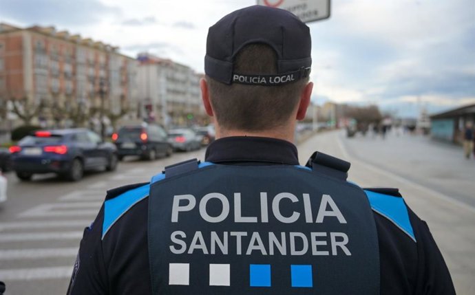 Archivo - Agente de la Policía Local de Santander